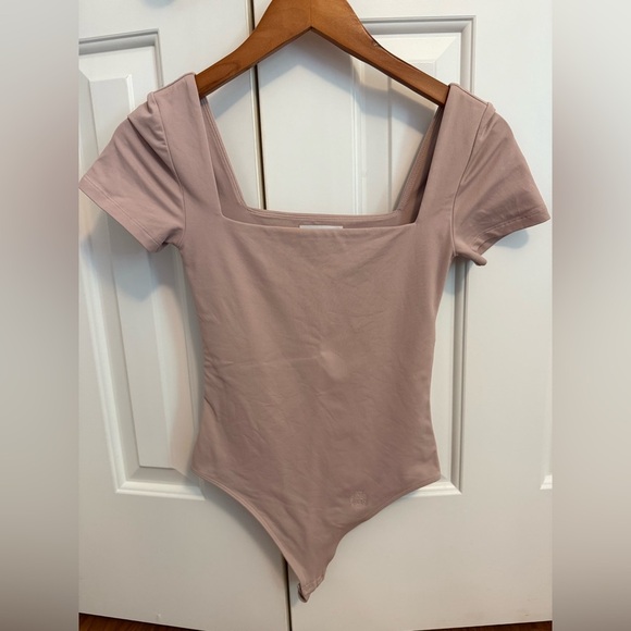 Aritzia Babaton Contour Squareneck Shortsleeve Bodysuit size Small - Picture 1 of 9